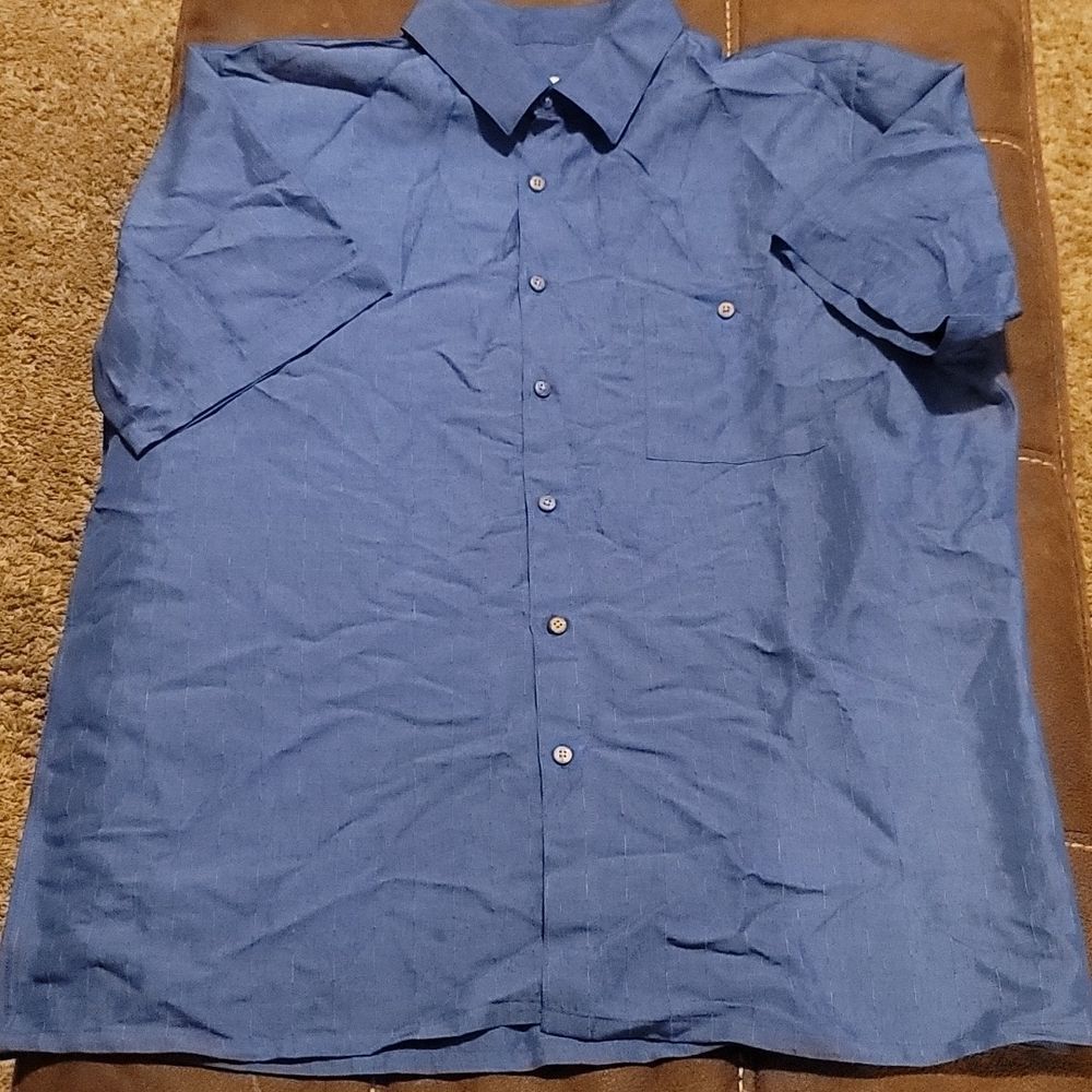 MEN'S button down shirt. Size xl. Blue